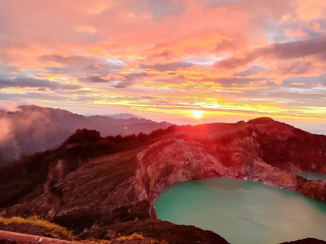 Tips Traveling Nusa Tenggara Timur: Memburu Sunrise di Puncak Kelimutu