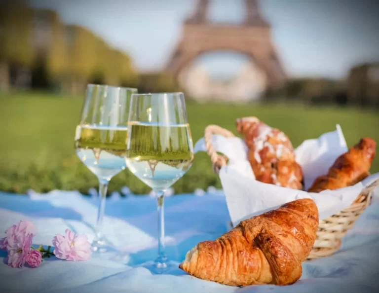 Tips for Traveling in Paris: Romance, Art, and Croissants